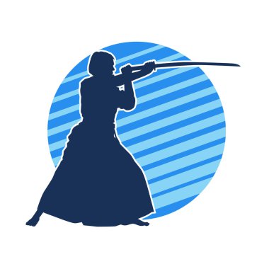 Geleneksel Japon kostümlü kadın samuray savaşçısının silueti.