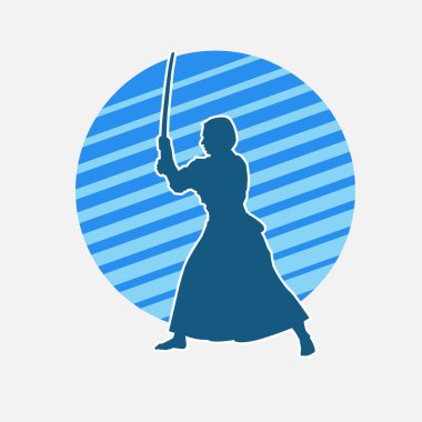 Geleneksel Japon kostümlü kadın samuray savaşçısının silueti.