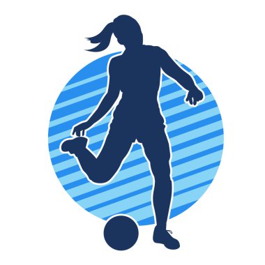 Topa vuran bayan futbolcunun silueti. Hareketli bir futbolcu kadının silueti..