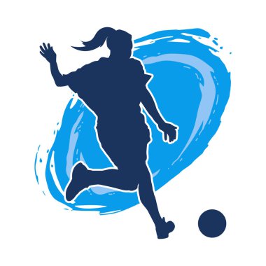 Topa vuran bayan futbolcunun silueti. Hareketli bir futbolcu kadının silueti..