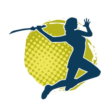 Bir kadın savaşçının silueti kılıcıyla hareket halindeyken poz veriyor. Bir kadın dövüşçünün silueti keskin bir bıçakla poz veriyor..