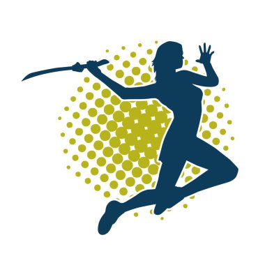 Bir kadın savaşçının silueti kılıcıyla hareket halindeyken poz veriyor. Bir kadın dövüşçünün silueti keskin bir bıçakla poz veriyor..