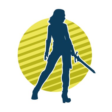 Bir kadın savaşçının silueti kılıcıyla hareket halindeyken poz veriyor. Bir kadın dövüşçünün silueti keskin bir bıçakla poz veriyor..