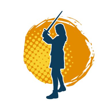 Bir kadın dövüşçünün silueti kılıç taşırken poz veriyor.