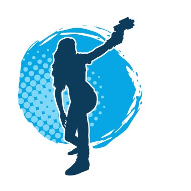 Sıska bir kadın savaşçının silueti makineli tüfekle poz veriyor.