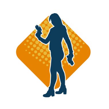 Sıska bir kadın savaşçının silueti makineli tüfekle poz veriyor.