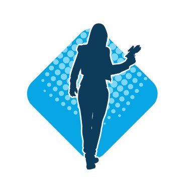 Sıska bir kadın savaşçının silueti makineli tüfekle poz veriyor.