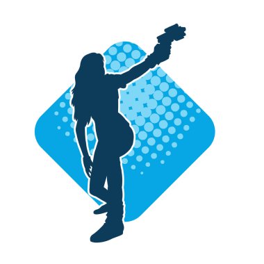 Sıska bir kadın savaşçının silueti makineli tüfekle poz veriyor.