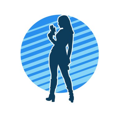 Sıska bir kadın savaşçının silueti makineli tüfekle poz veriyor.