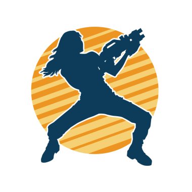 Sıska bir kadın savaşçının silueti makineli tüfekle poz veriyor.