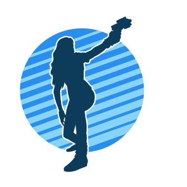 Sıska bir kadın savaşçının silueti makineli tüfekle poz veriyor.