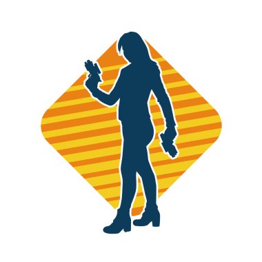 Sıska bir kadın savaşçının silueti makineli tüfekle poz veriyor.