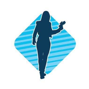 Sıska bir kadın savaşçının silueti makineli tüfekle poz veriyor.