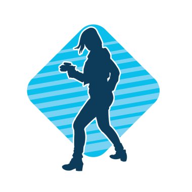 Sıska bir kadın savaşçının silueti makineli tüfekle poz veriyor.