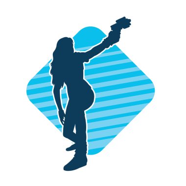 Sıska bir kadın savaşçının silueti makineli tüfekle poz veriyor.