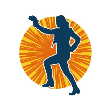 Sıska bir kadın savaşçının silueti makineli tüfekle poz veriyor.