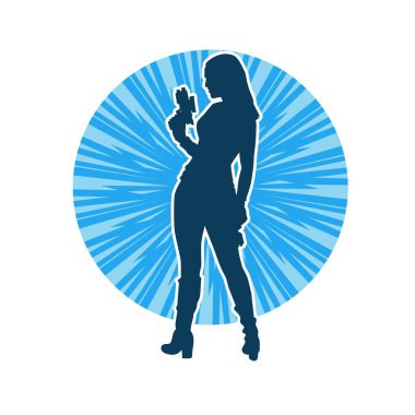 Sıska bir kadın savaşçının silueti makineli tüfekle poz veriyor.