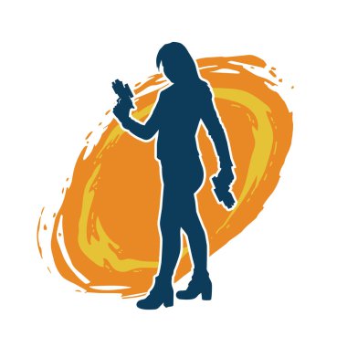 Sıska bir kadın savaşçının silueti makineli tüfekle poz veriyor.