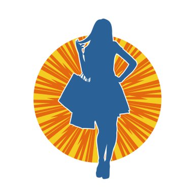 Sıska, alışveriş torbaları taşıyan genç bir kadının silueti. Alışveriş torbaları taşıyan şık bir kadının silueti.