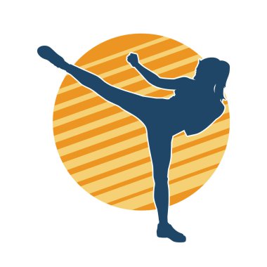 Dövüş sanatları tekmesi atan bir kadının silueti. Sportif bir kadının silueti tekme hareketi yapıyor..