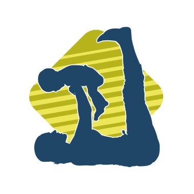 Zayıf bir kadının, pilates yaparken çocuklarını kaldırması silueti.