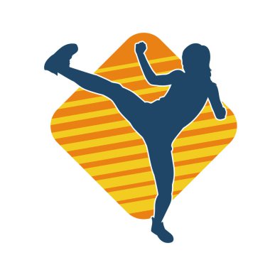 Dövüş sanatları tekmesi atan bir kadının silueti. Sportif bir kadının silueti tekme hareketi yapıyor..