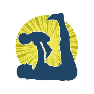 Zayıf bir kadının, pilates yaparken çocuklarını kaldırması silueti.