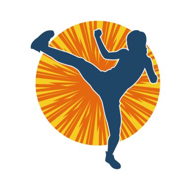 Dövüş sanatları tekmesi atan bir kadının silueti. Sportif bir kadının silueti tekme hareketi yapıyor..