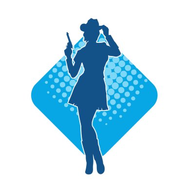 Kovboy kostümü giymiş zayıf bir kadının silueti. Tabanca tabancası taşıyan pozu. Kovboy kız kostümlü bir kadın modelin silueti..