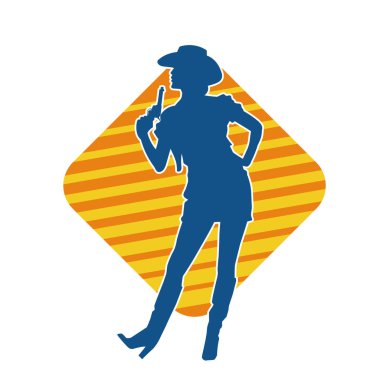 Kovboy kostümü giymiş zayıf bir kadının silueti. Tabanca tabancası taşıyan pozu. Kovboy kız kostümlü bir kadın modelin silueti..