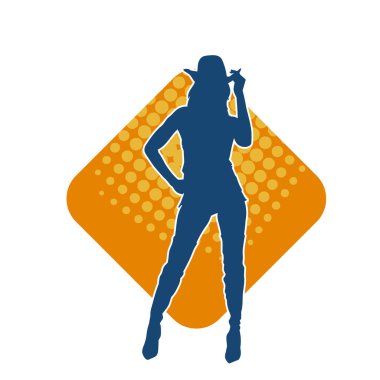 Kovboy kostümü giymiş zayıf bir kadın modelin silueti. Kovboy şapkası takan kovboy kız silueti..