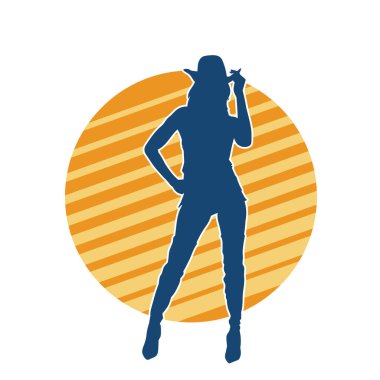 Kovboy kostümü giymiş zayıf bir kadın modelin silueti. Kovboy şapkası takan kovboy kız silueti..