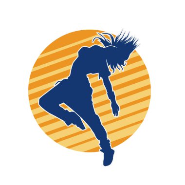 Modern dansçı pozunun silueti. Hip hop dansı yapan genç bir kızın silueti.