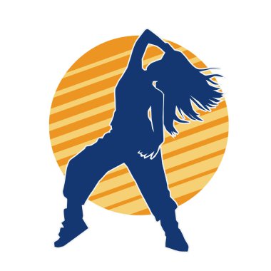 Modern dansçı pozunun silueti. Hip hop dansı yapan genç bir kızın silueti.