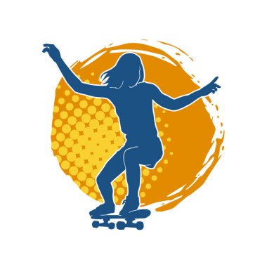 Hareket halindeki bir kadın silueti kaykay üzerinde poz veriyor. Kaykaylı şehirli bir kızın silueti..