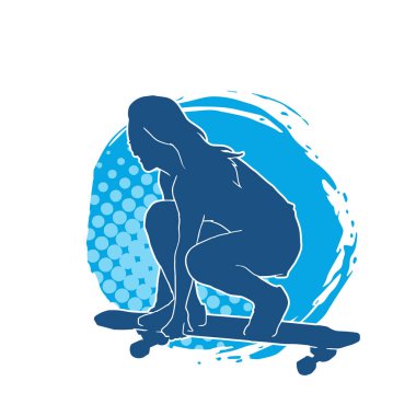 Hareket halindeki bir kadın silueti kaykay üzerinde poz veriyor. Kaykaylı şehirli bir kızın silueti..