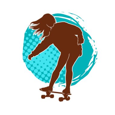 Hareket halindeki bir kadın silueti kaykay üzerinde poz veriyor. Kaykaylı şehirli bir kızın silueti..