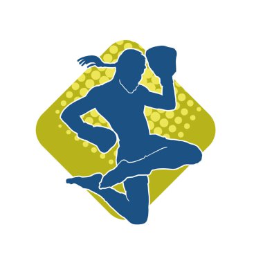 Hareketli erkek kickboksör atletinin silueti. Kickboks yapan bir adamın silueti..