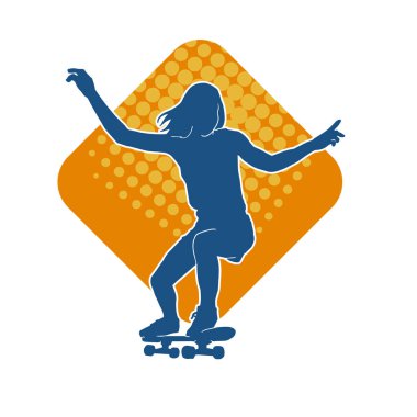 Güzel genç kız kaykayın taşıyıcı silueti. Sıska bir kadın kaykaycının silueti hareket halinde..