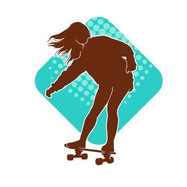 Güzel genç kız kaykayın taşıyıcı silueti. Sıska bir kadın kaykaycının silueti hareket halinde..