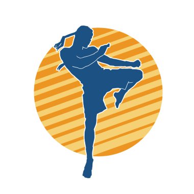 Hareketli erkek kickboksör atletinin silueti. Kickboks yapan bir adamın silueti..