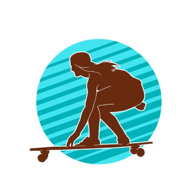 Güzel genç kız kaykayın taşıyıcı silueti. Sıska bir kadın kaykaycının silueti hareket halinde..