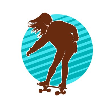 Güzel genç kız kaykayın taşıyıcı silueti. Sıska bir kadın kaykaycının silueti hareket halinde..