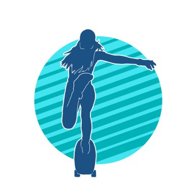 Güzel genç kız kaykayın taşıyıcı silueti. Sıska bir kadın kaykaycının silueti hareket halinde..