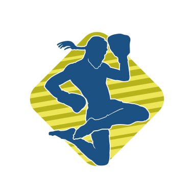 Hareketli erkek kickboksör atletinin silueti. Kickboks yapan bir adamın silueti..