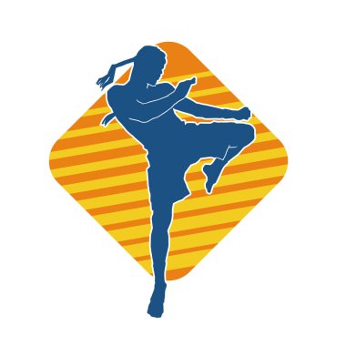 Hareketli erkek kickboksör atletinin silueti. Kickboks yapan bir adamın silueti..