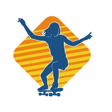 Hareket halindeki bir kadın silueti kaykay üzerinde poz veriyor. Kaykaylı şehirli bir kızın silueti..