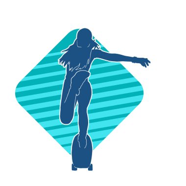 Güzel genç kız kaykayın taşıyıcı silueti. Sıska bir kadın kaykaycının silueti hareket halinde..