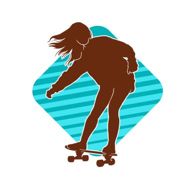 Güzel genç kız kaykayın taşıyıcı silueti. Sıska bir kadın kaykaycının silueti hareket halinde..