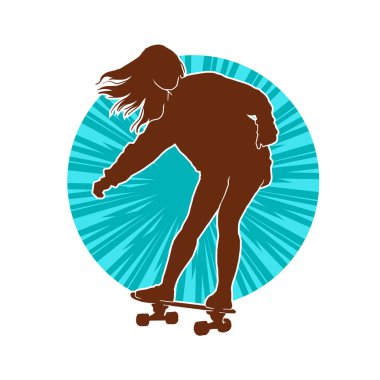 Güzel genç kız kaykayın taşıyıcı silueti. Sıska bir kadın kaykaycının silueti hareket halinde..